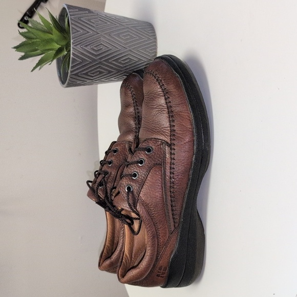 Nunn Bush Brown Leather Oxfords with Wingtip Design - Picture 1 of 4